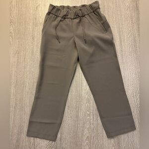 Lululemon Athletica woven on the fly pants crop